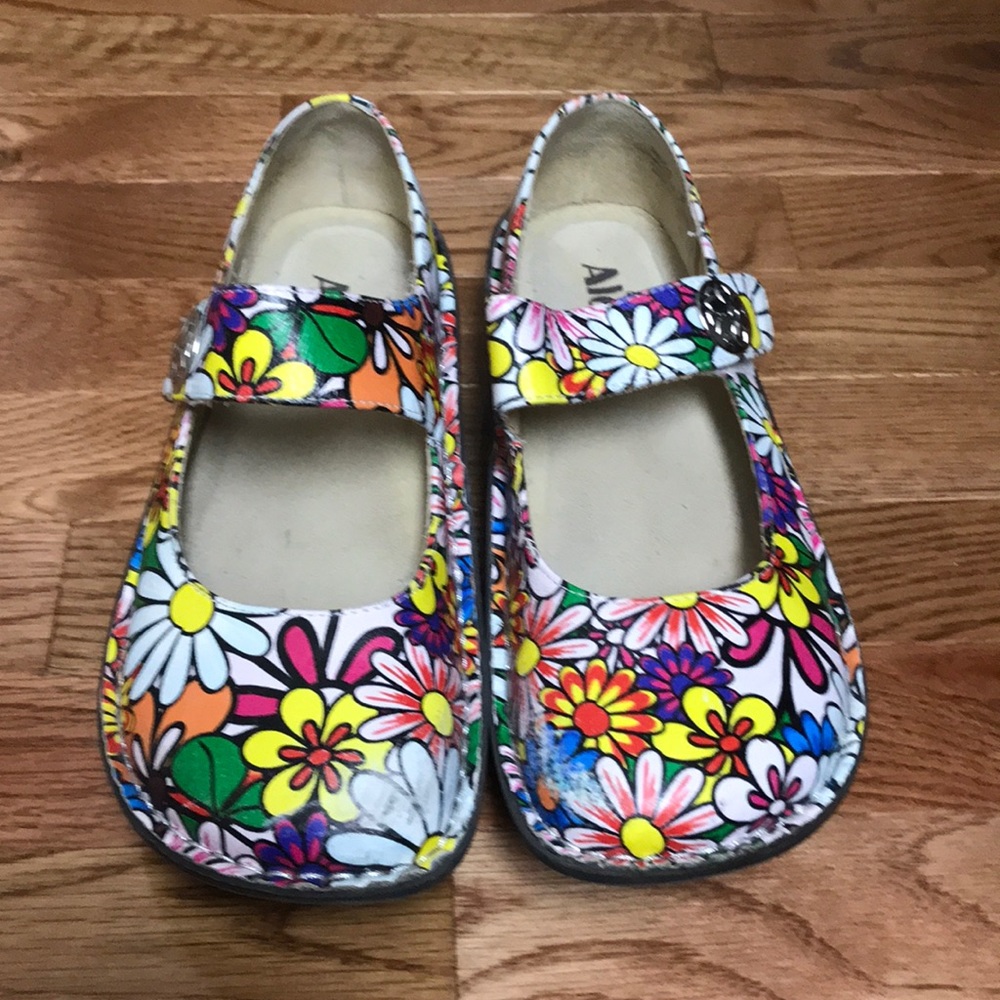 Women’s nursing shoes